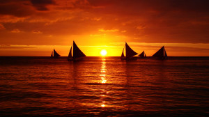 Sfondi-bellissimi-HD tramonto sul mare e barche a vela