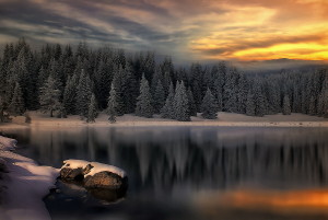 Sfondo inverno tramonto sul lago innevato